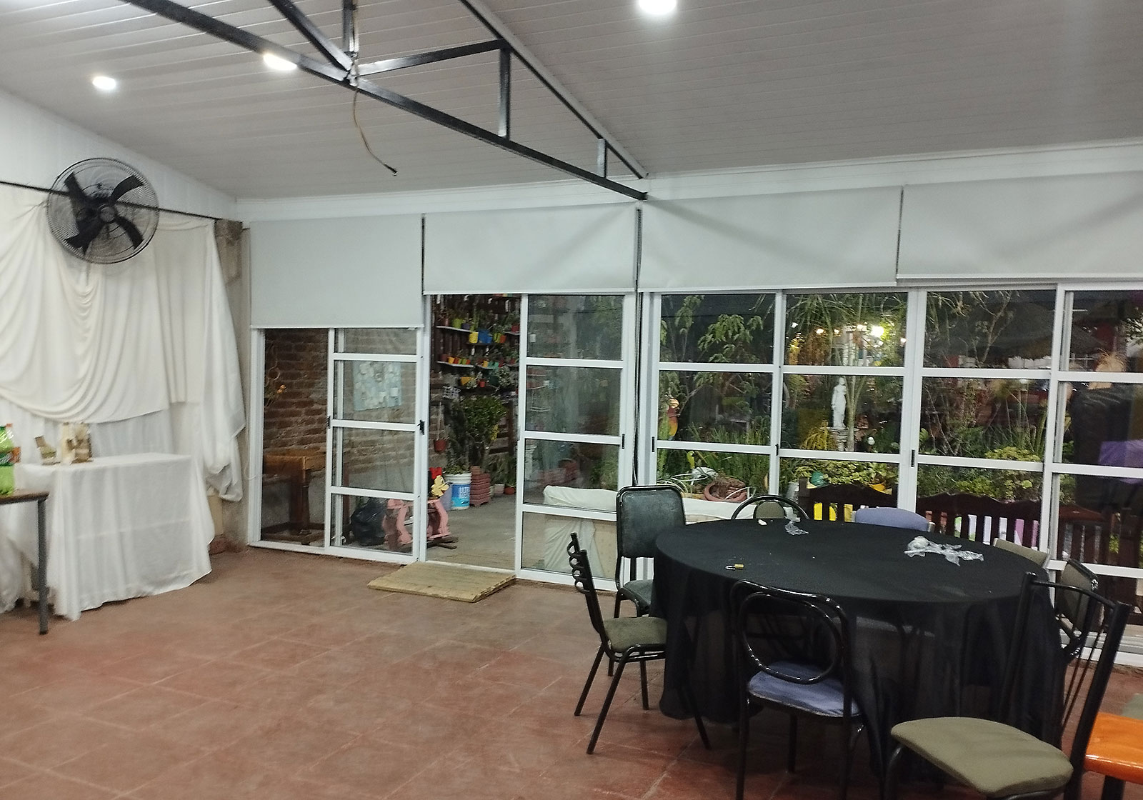Cortinas blackout en salón de eventos.