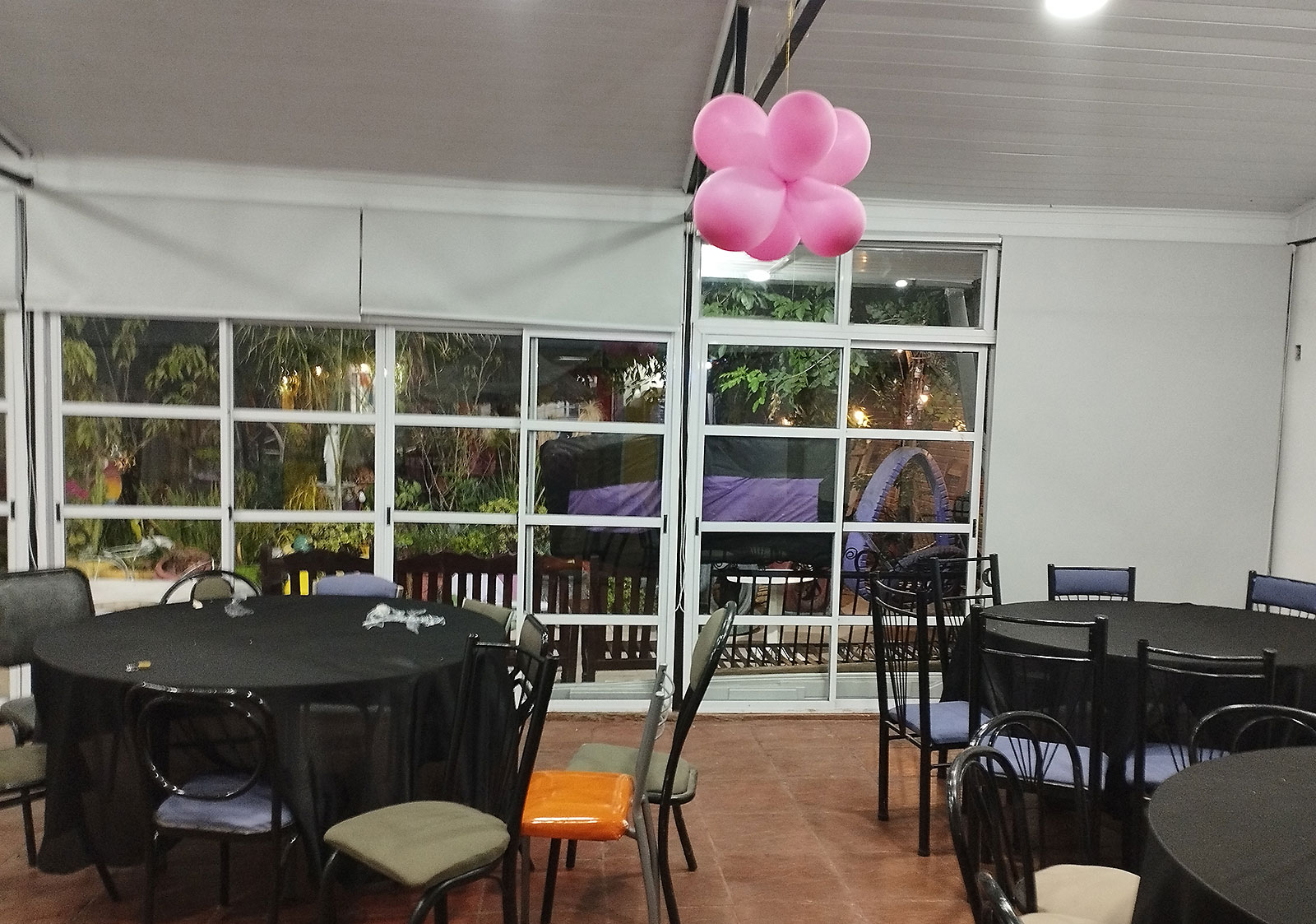 Cortinas blackout en salón de eventos.
