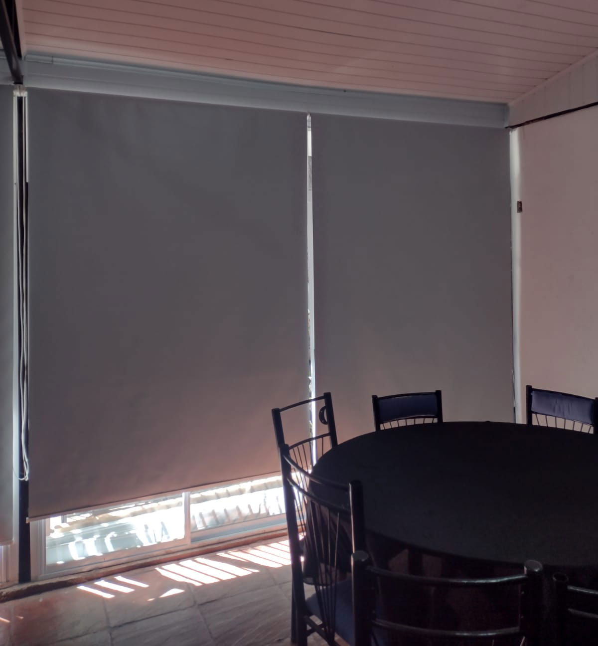 Cortinas blackout en salón de eventos.