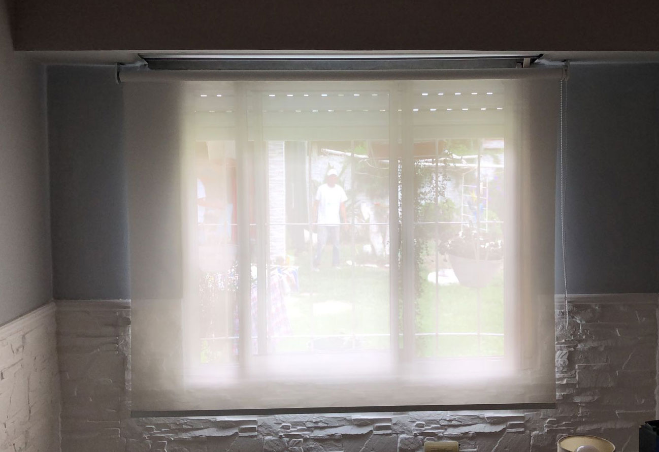 Cortina screen, permite ver hacia afuera.